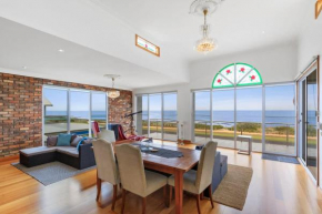 Absolute Bay Frontage with Open Fire and Spa Bath